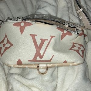 Lv Fanny pack authentic n fast shipping